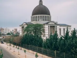 Casa Moderna y Amplia Con Patio y Cochera Techada