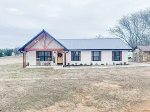 Horton LodgeCharming new 3-bedroom 2 bath lodge with WiFi in serene Stigler