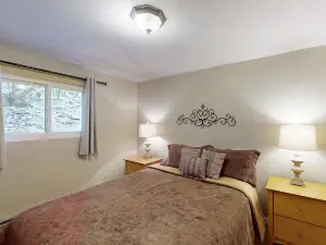 Slopeside condo w/kitchenette - within walking distance to Sugar Mountain Lodge