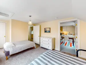 Remodeled condo with shared washer/dryer - walk to dining & ski lift bus pickup