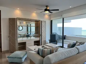 Luxury condo w/private jacuzzi and flamingo views