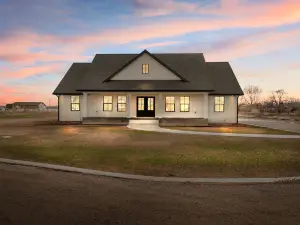 Hidden Treasure Retreat W/hot Tub & River Access 6 Bedroom Home