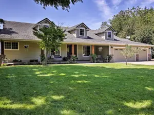 Mcminnville Wine Country Home w/ Hot Tub + Deck