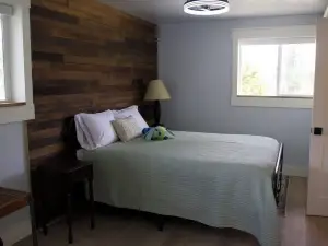 The Cottage at Dragonfly Meadows Farm with AC and wifi