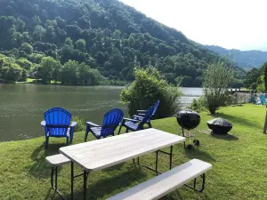 “The Mountain View” is a welcoming apartment with AC in charming Boomer by river