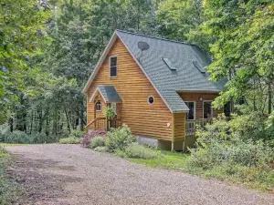 Cheerful Two Bdrm Cabin with Hot Tub & Pet Friendly