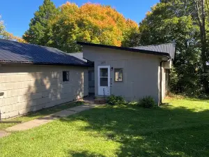 Lake front!  The Iron Oar on Ice Lake