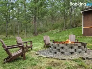 Creekside Cabin w Hot Tub, Fire Pit, Grill, WiFi!