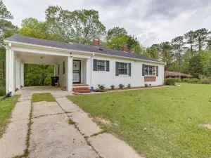 Cozy Tuskegee Home - 20 Mi to Auburn University!