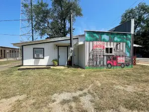 Rustic 1-bedroom apartment with AC and WiFi in pleasant Lockesburg
