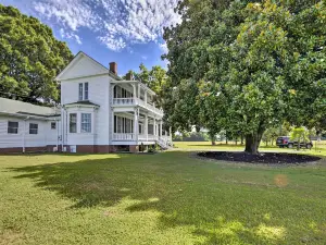 Stunning historic home w/ large rooms. Close to attractions. Kid & pet friendly!