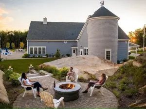 Beautiful Modern Cottage, Heated Pools, Close to the Beaches, Gym, Clubhouse.