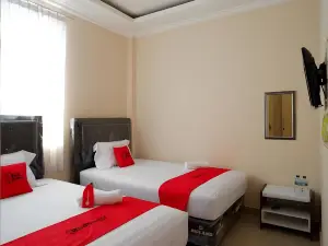 RedDoorz Near Millenium Waterpark Palu