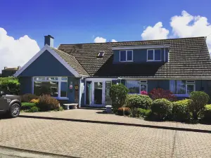 Ramsey House - Luxury Licensed B&B - Parking and Guest Lounge