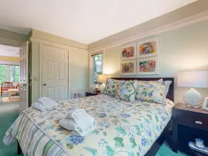 Upper-level condo with forest views, fireplace, soaking tub & high-speed WiFi