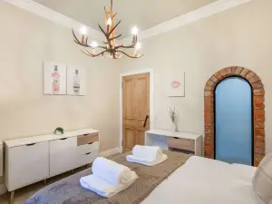 Stylish 2 Bed Flat-Free Parking