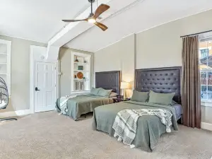Firepit, Rooftop Deck, Games & Bridal Suite and Right Next to the Coffee Girl
