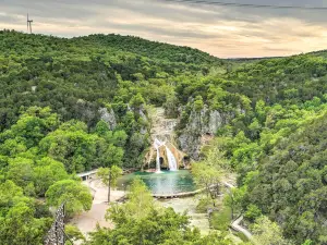 '雪松瀑布小屋4號'：坐落在蜂蜜溪旁