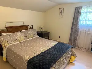 Charming 3-bedroom farmhouse with Hot Tub, WiFi and Fire Pit. Close to RRG