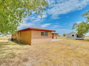20 Mi to Austin Texas Farmhouse on 10 Acres