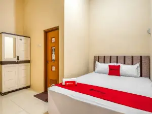 RedDoorz Syariah Near Kebon Rojo Park Blitar