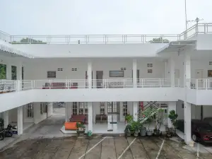 RedDoorz Plus Near Ums Solo
