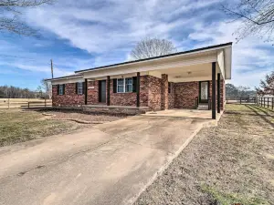 Greers Ferry Home on 40 Acres 1/4 Mi to Lake!
