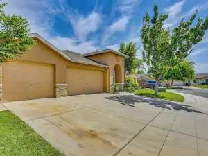 Peaceful Fresno Home, Near Popular Wineries!