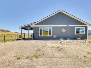Pet-Friendly Elmo Home w/ Mountain & Lake Views!