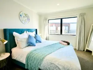 Modern Oasis with Spa, Close to Shopping Centres!
