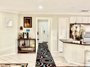Spacious 6 Bedroom Holiday Home 15 Min Away From Melbourne Airport