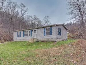 Pet-Friendly Home ~ 10 Mi to Hocking Hills!