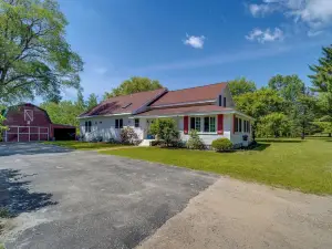 Near Golf Courses Family Home in Bellaire