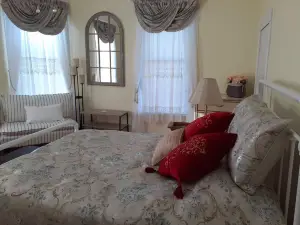 Nottingham Turret Rm w Queen Bed, Near UVaWise & Main St,  Private Detached Bath