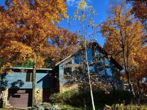 Spectacular Spirit Dancer 4 bedrooms, 1 den w/bed, Luxurious on 60 private acres