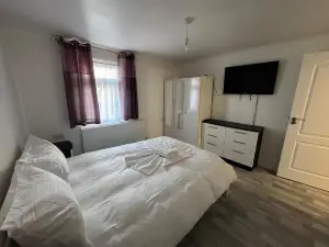 Charming 3B Home in East London - Cozy & Central