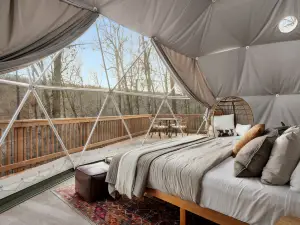 Hot Tub, Fire Pit and Mountain Views - Stunning Luxe Dome