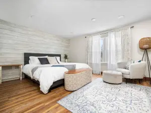 Hot Tub and Fire Pit Retreat - Luxurious Tranquil Haven