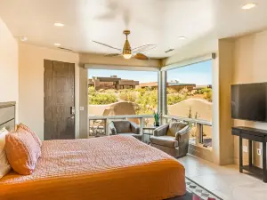 Lovely desert casita with fireplace, patio & access to pool/hot tub