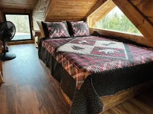 Bear Bottom Cabin! HUGE POND AND HOT TUB, KAYAKE, PADDLE BOAT, AND PADDLE BOARD!