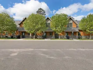 Gull Lake All-Season Getaway with Private Deck