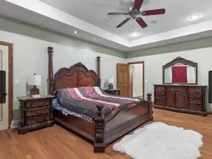 Classy 7 bedrooms 5 bathrooms house with pool & hot-tub in up scale neighborhood