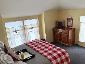 Cozy 3-bedroom house in charming Fredonia with AC, WiFi