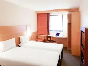 イビス ロンドン エルストリー ボアハムウッド