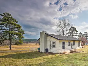 Cozy & Scenic Hodgen Cottage on 650 Acres!