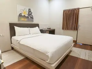Front One Parama Su Hotel Palu