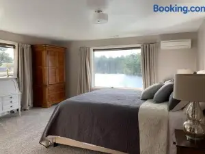Floras Lake Getaway