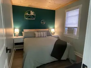 Cozy Lake Front Cottage