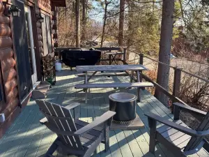 Charming 3-Bedroom + Loft Log Cabin at Lake Bomoseen in Castleton, VT. Sleeps 12