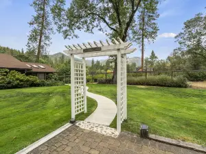 Rogue River frontage: private deck & hot tub, exciting interior, river dock, FUN